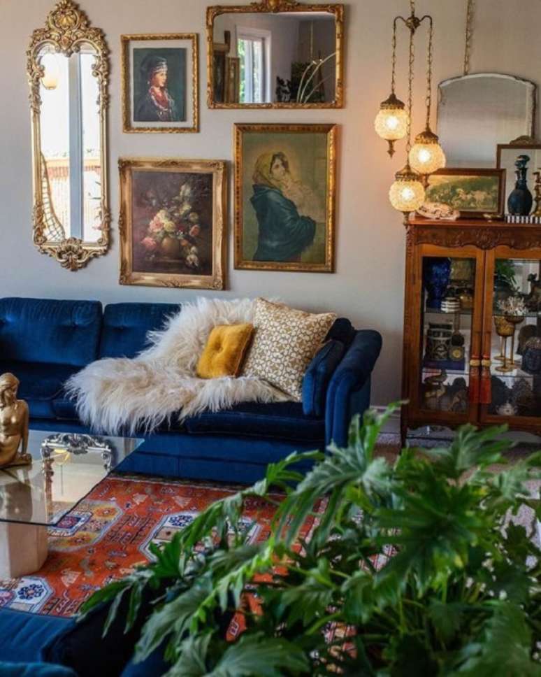 4. Sala estilo vintage com sofá azul luminária retro e manta de pelos – Foto Elo7