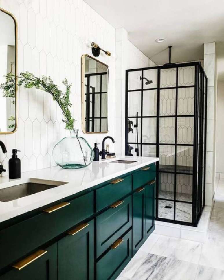 32. Decoração com puxador dourado para gabinete de banheiro verde e branco – Foto: Casa Vogue