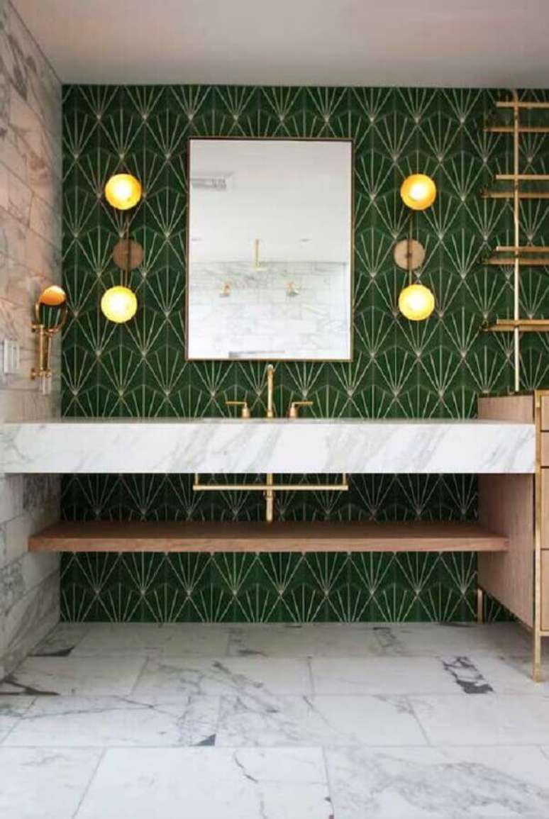 13. Arandela para decoração de banheiro verde com bancada de mármore – Foto: Houzz