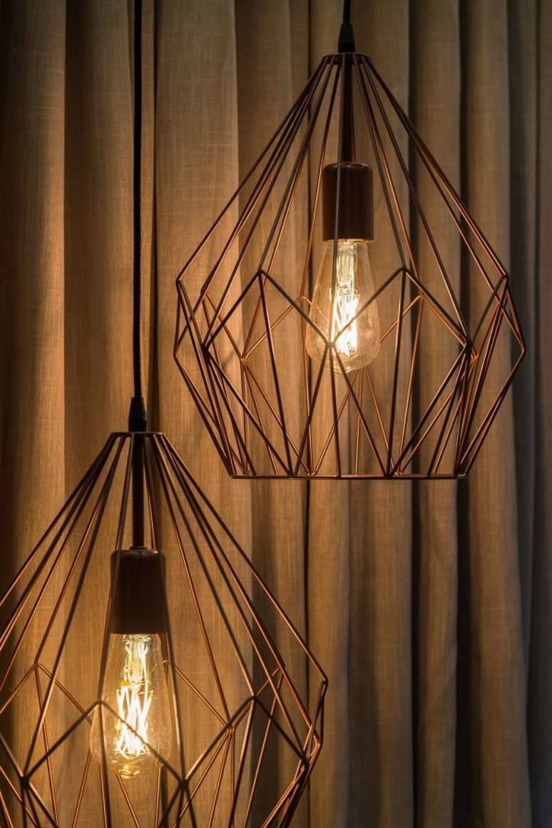 29. Lumin&aacute;ria retr&ocirc; aramada para decora&ccedil;&atilde;o moderna &ndash; Foto Morar Mais