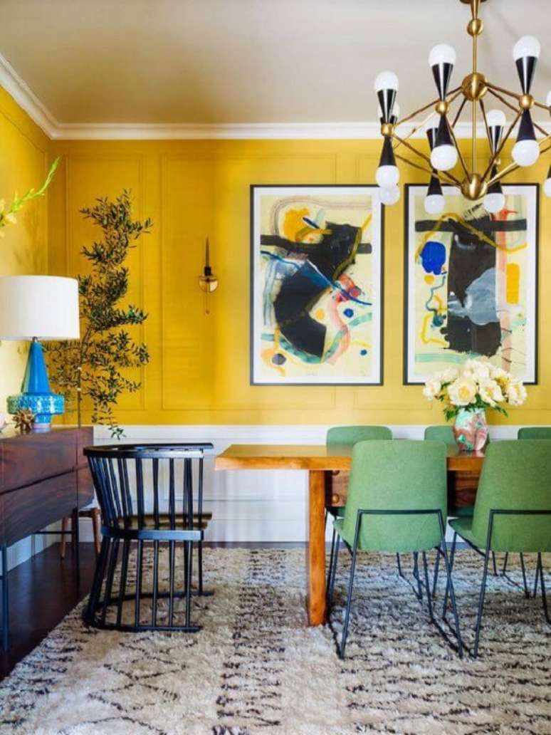 48. Sala de jantar grande decorada com tons de amarelo e lumin&aacute;ria retr&ocirc; &ndash; Foto Casoca
