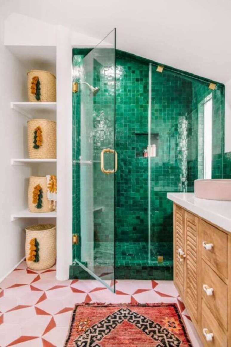 39. Decoração de banheiro verde e branco com gabinete de madeira e cuba rosa redonda – Foto: Homify