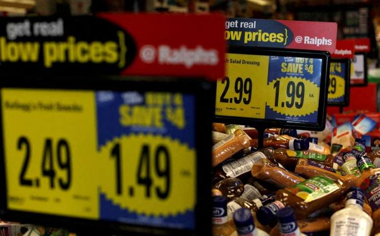 Cartazes com preços de mercadorias em loja em Pasadena, Califórnia, EUA
01/12/2016
REUTERS/Mario Anzuoni