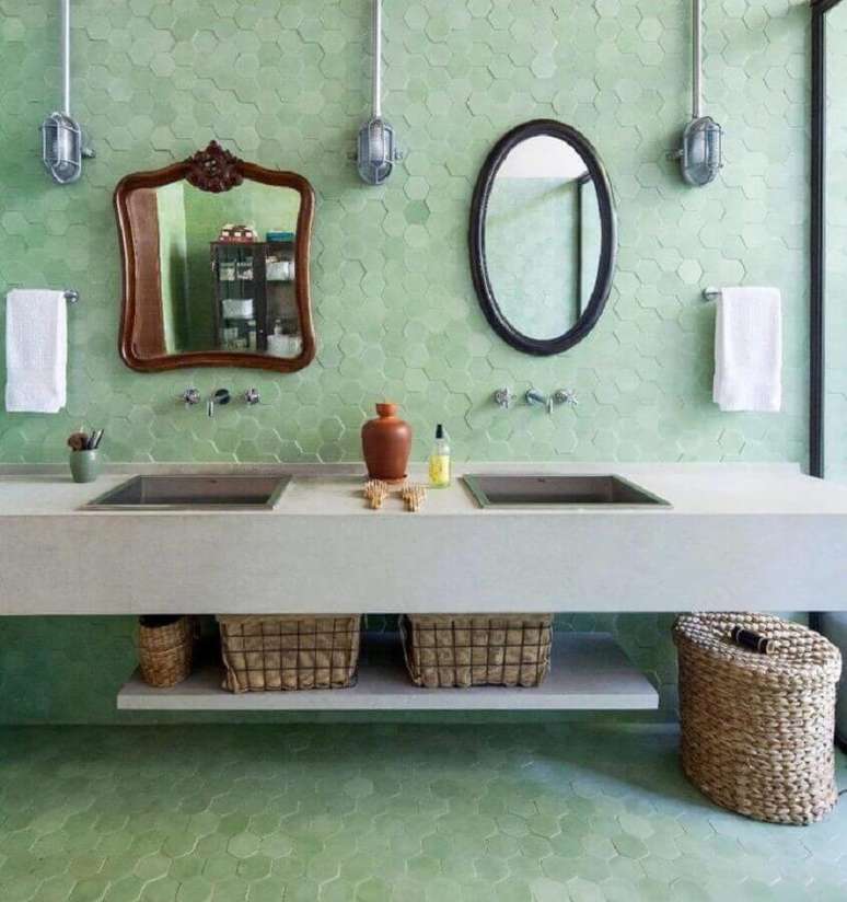 59. Revestimento hexagonal para decoração de banheiro verde claro com espelhos diferentes – Foto: Estúdio Penha