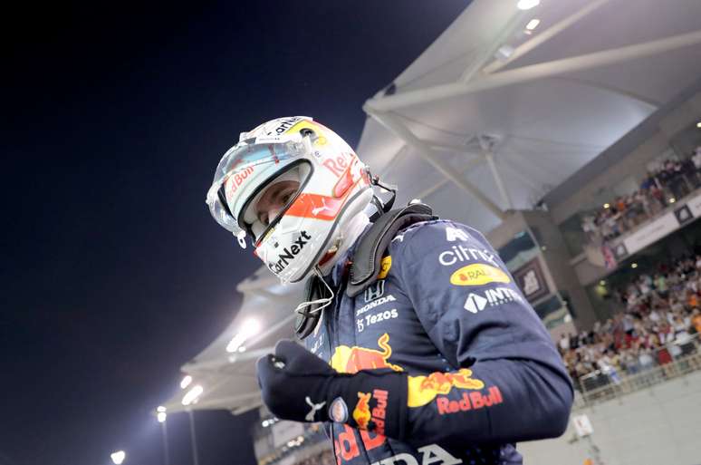 Max Verstappen festeja a pole-position para a decisão do título da F1 em 2021 no GP de Abu Dhabi 