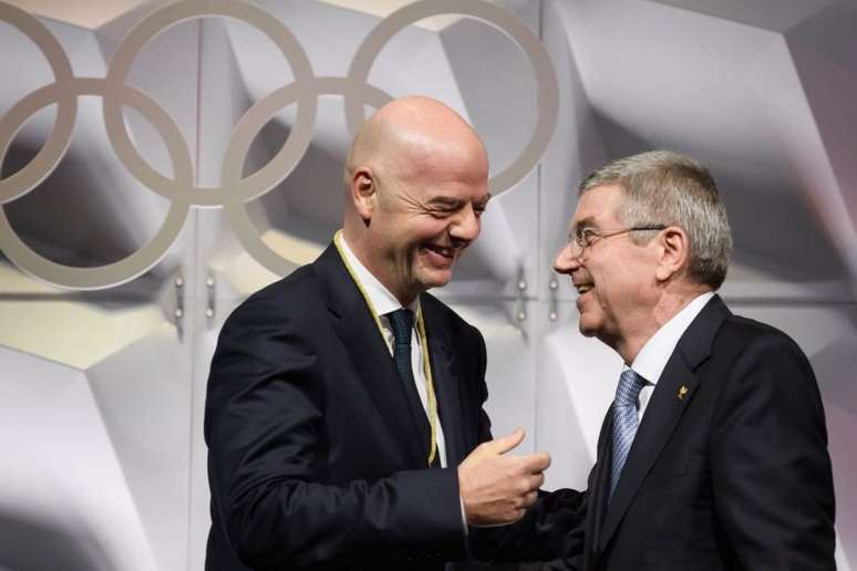 Thomas Bach e Gianni Infantino prometem mais conversas sobre Mundial bienal (Foto: FABRICE COFFRINI / AFP)