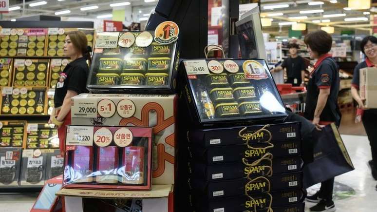 Caixas de Spam &agrave; venda em Seul: enlatado &eacute; vendido como artigo de luxo em alguns pa&iacute;ses da &Aacute;sia