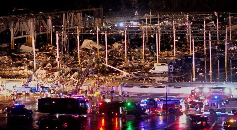 Destruição após passagem de tornado em Illinois, nos Estados Unidos