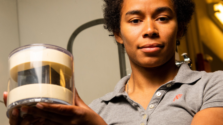 Brittany Robertson trabalha na identifica&ccedil;&atilde;o de cubos de ur&acirc;nio