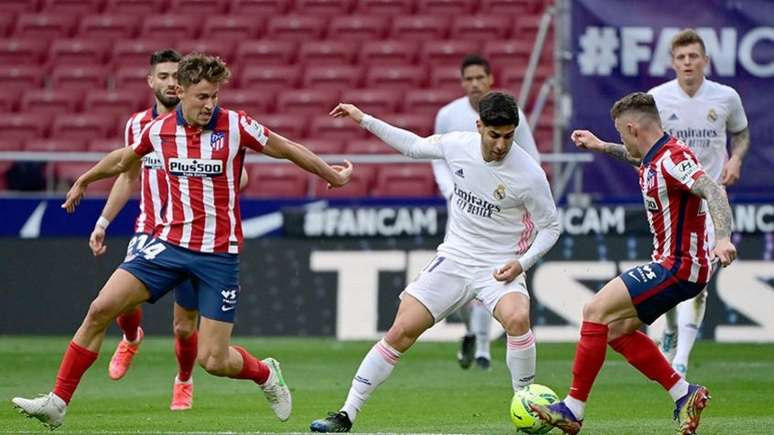 Real Madrid e Atlético de Madrid se enfrentam em clássico neste domingo (Foto: JAVIER SORIANO / AFP)