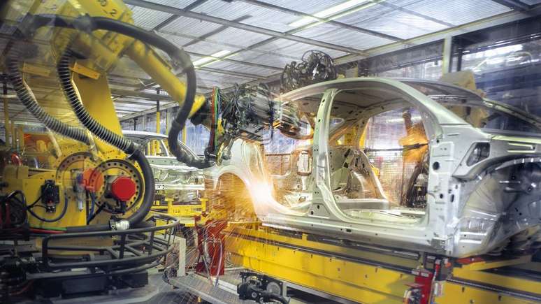 Os oper&aacute;rios, que no in&iacute;cio do s&eacute;culo 20 representavam grande parcela da popula&ccedil;&atilde;o ativa no mundo industrializado, foram substitu&iacute;dos por m&aacute;quinas eletromec&acirc;nicas e rob&ocirc;s, observa De Masi