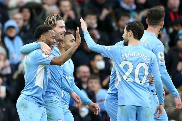 Sterling cobrou pênalti com categoria para fazer gol da vitória do Manchester City (Foto: NIGEL RODDIS / AFP)