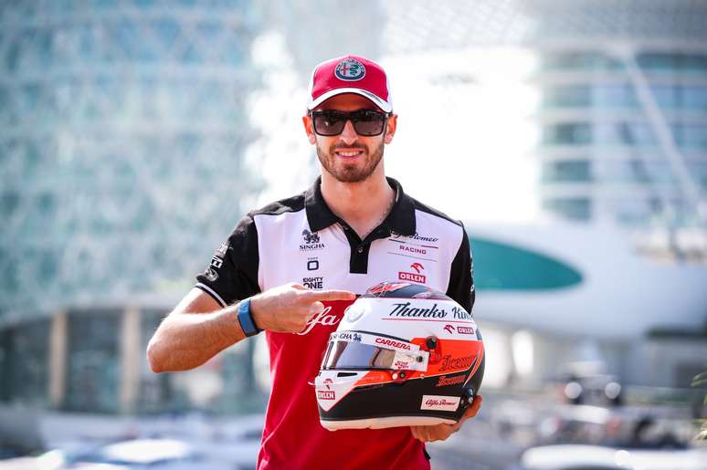 Antonio Giovinazzi usará capacete em homenagem a Kimi Raikkonen em Abu Dhabi. Os dois estão de saída