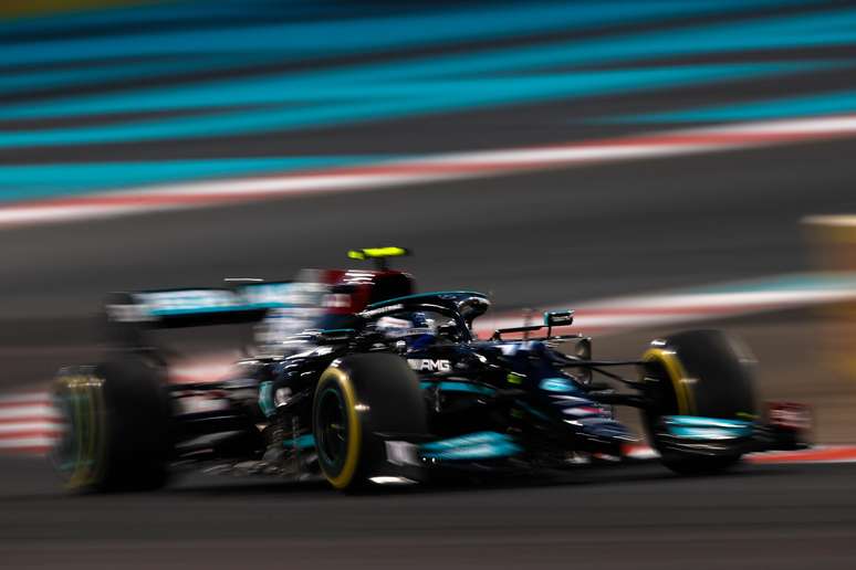 Valtteri Bottas anda com os pneus médios na noite de Abu Dhabi