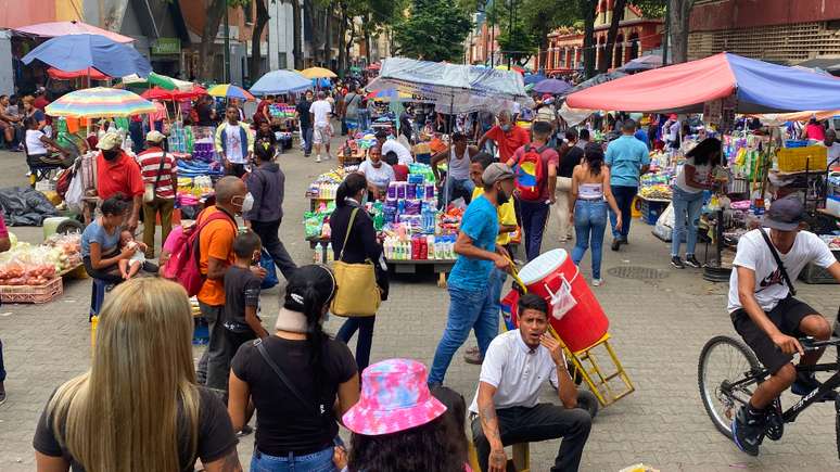 Vendedores ambulantes em Catia, bairro de Caracas
