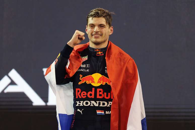 Max Verstappen tomou a lideran&ccedil;a de Lewis Hamilton na &uacute;ltima volta para garantir t&iacute;tulo de 2021 da F1 