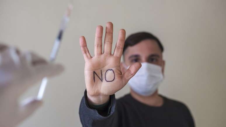 Existem em v&aacute;rias partes do mundo grupos que se op&otilde;em &agrave;s vacinas contra a covid-19