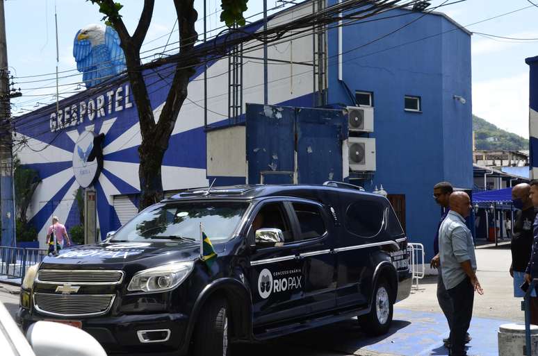 Carro funer&aacute;rio com o corpo do sambista Monarco sai da escola Portela, o sambista morreu neste s&aacute;bado, 11, aos 88 anos na cidade do Rio de Janeiro, RJ.