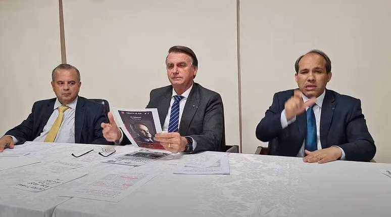 Diferentemente do que disse nesta quarta-feira, 8, o presidente Bolsonaro pediu votos para enquete da Time em live no dia 25 de novembro.