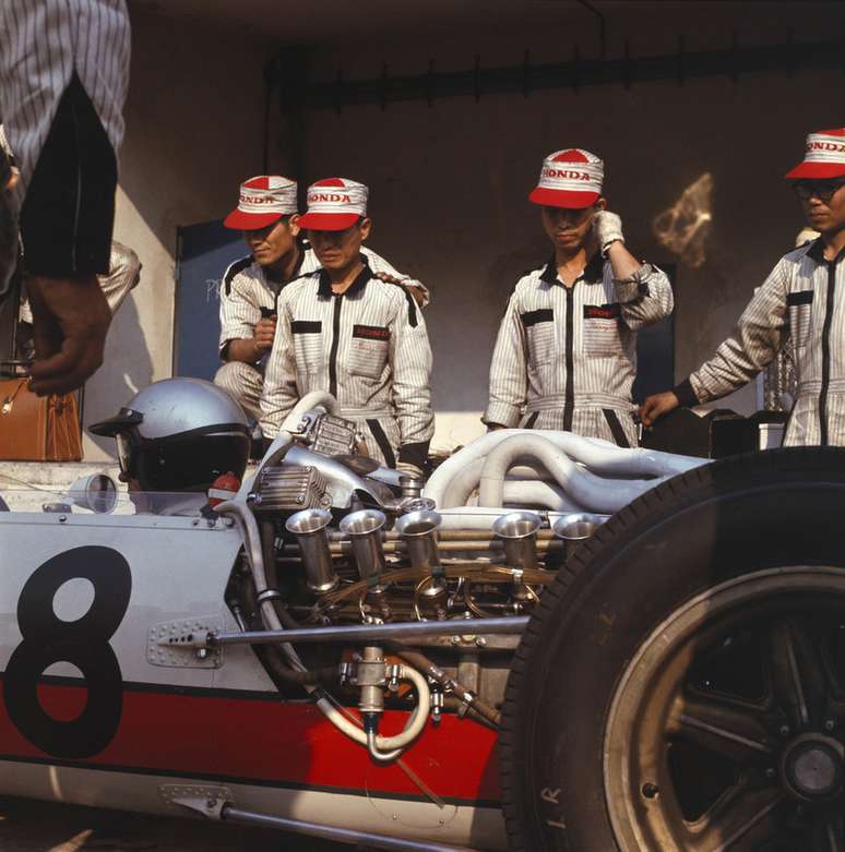 A primeira passagem da Honda pela F1. Na foto, mecânicos observam motor do RA273 de 1966