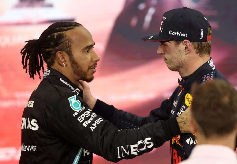 Hamilton e Verstappen se cumprimentam após o fim da corrida e do campeonato