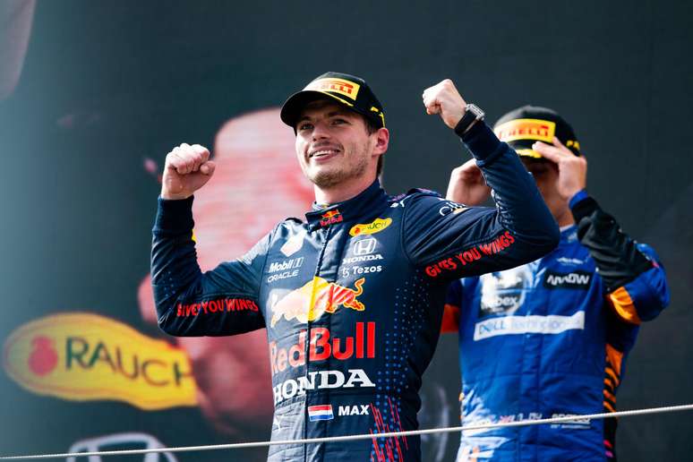 O Super Max comemora no p&oacute;dio do GP da &Aacute;ustria