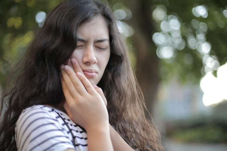 Problema na gengiva causa sensibilidade nos dentes; saiba como evitar