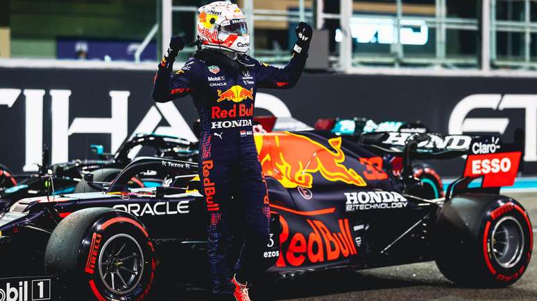Verstappen comemora ao lado de seu Red Bull RB16B