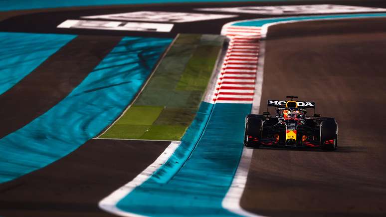 Verstappen conduz o carro pelo circuito de Yas Marina