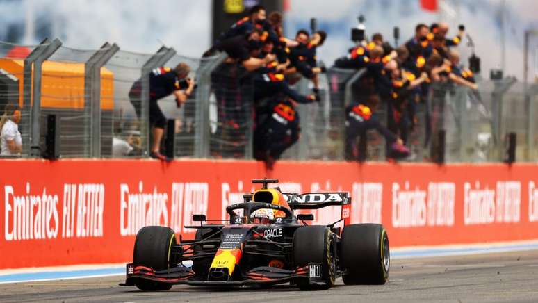 Verstappen cruza a linha de chegada do GP da Fran&ccedil;a 