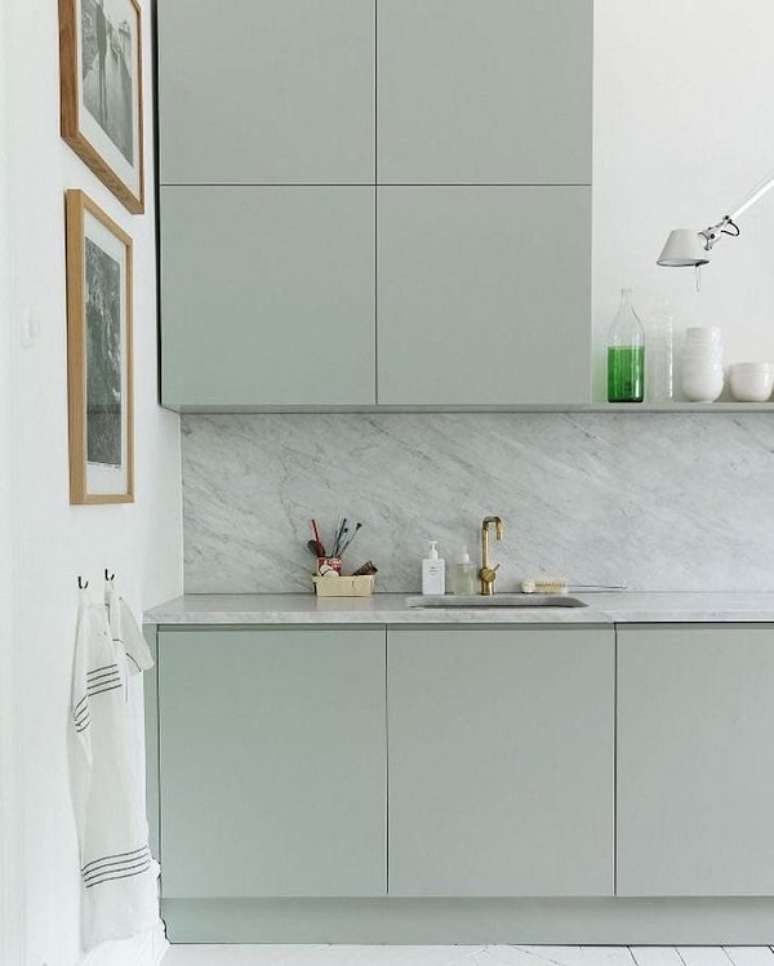 42. Decora&ccedil;&atilde;o chique com arm&aacute;rio de cozinha com pia e torneira dourada -Foto Patricia Soares Interiroes