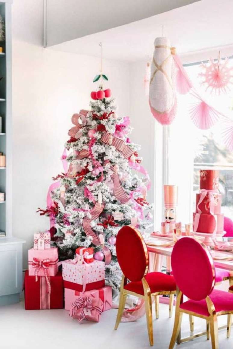 51. Festa de natal com decoração de árvore de natal rosa – Foto Decor Facil