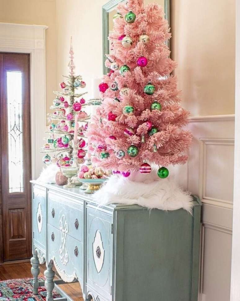 52. Hall de entrada com árvore de natal rosa com bolas de natal verdes – Foto Natal com Feltro