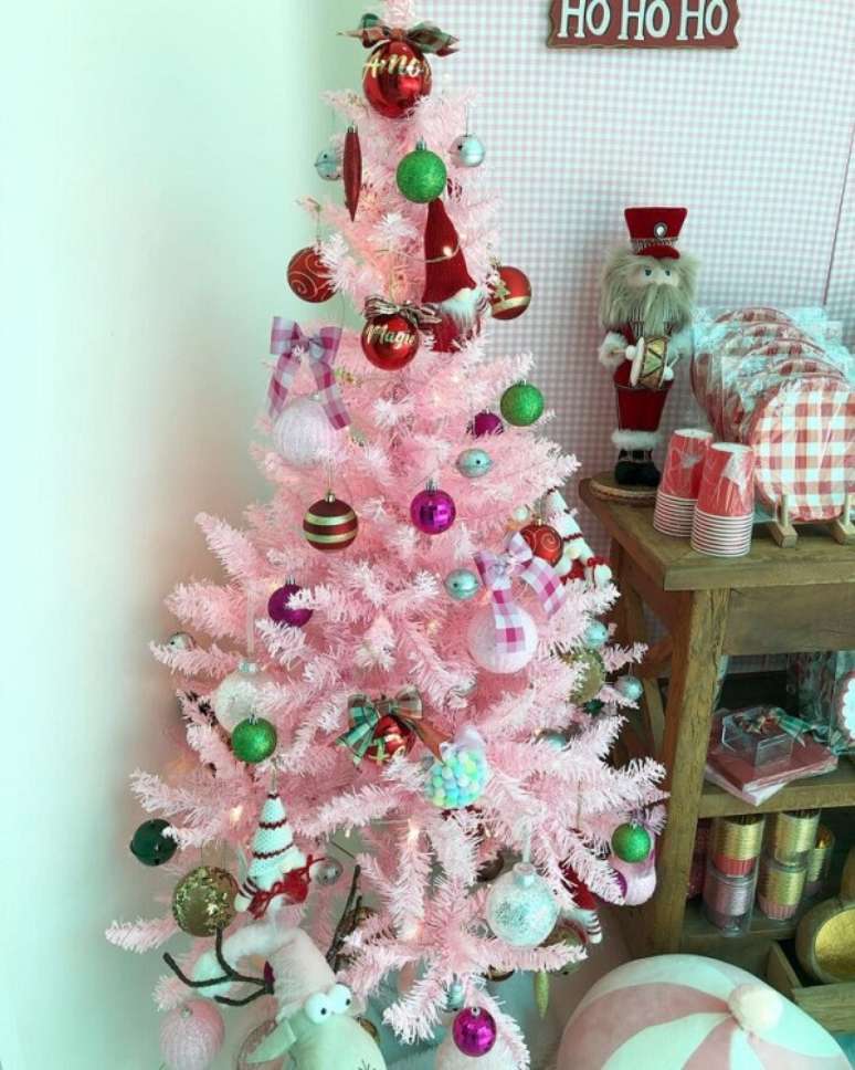 64. Sala moderna com &aacute;rvore de natal rosa &ndash; Foto Casadices