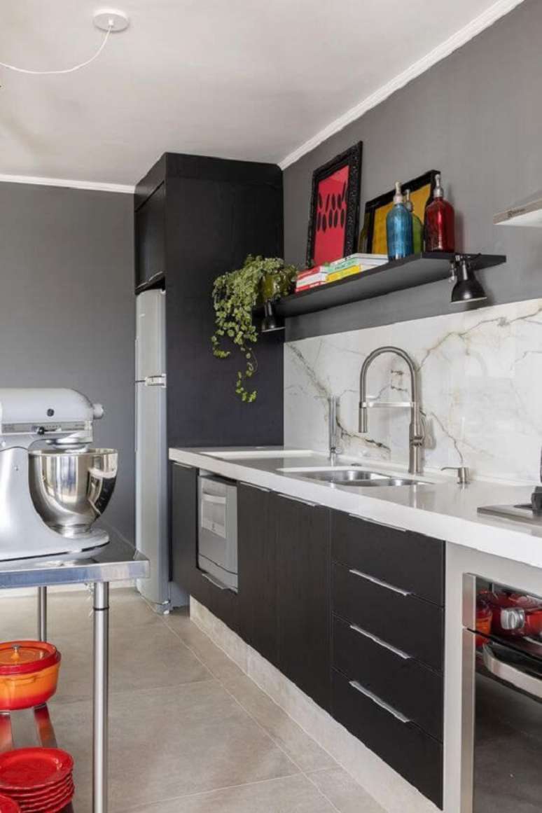 28. Arm&aacute;rio de cozinha com pia na cor preta e torneira gourmet &ndash; Foto Robert Robl