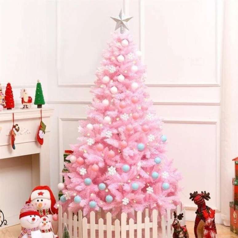 10. Árvore de natal rosa com bolas azuis e brancas delicadas – Foto Casa 345