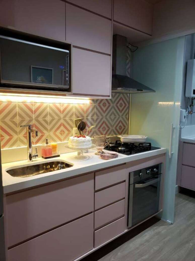 47. Decoração moderna com armário de cozinha com cuba e portas na cor rosa – Foto Giovana Ciacco Interiores