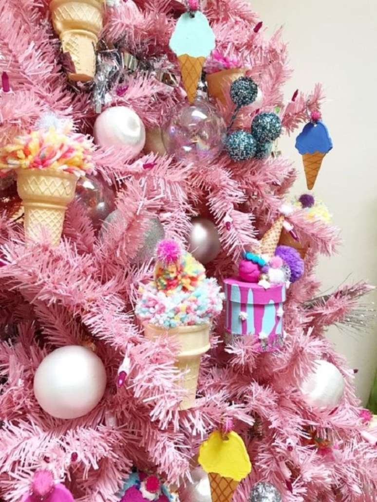 50. Enfeites de doces para árvore de natal rosa criativa – Foto Jennifer Perkins