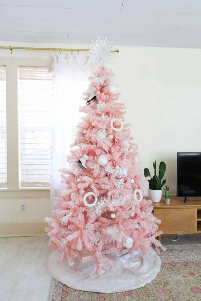 22. Árvore de natal rosa e branco para sala de estar – Foto A Beautiful Mess