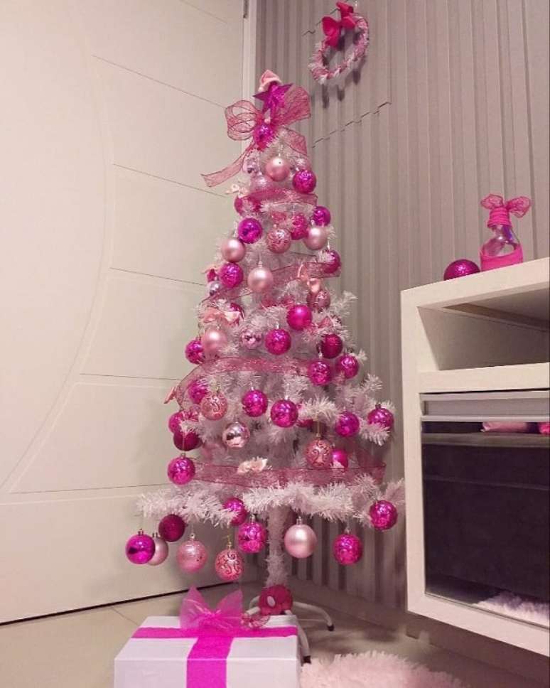 21. Árvore de natal rosa e branca na sala de estar – Foto Apartamento 201