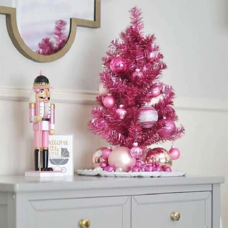 34. Buffet com &aacute;rvore de natal rosa &ndash; Foto Casinha Rosa Clube