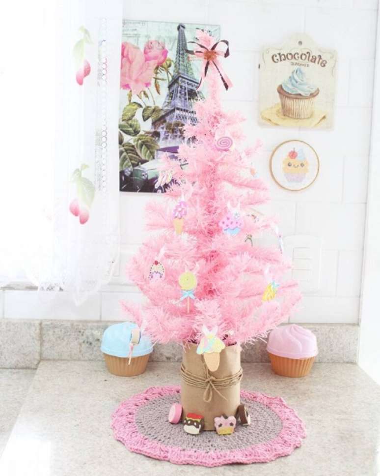 43. Decoração criativa com árvore de natal rosa – Foto Casinha 404