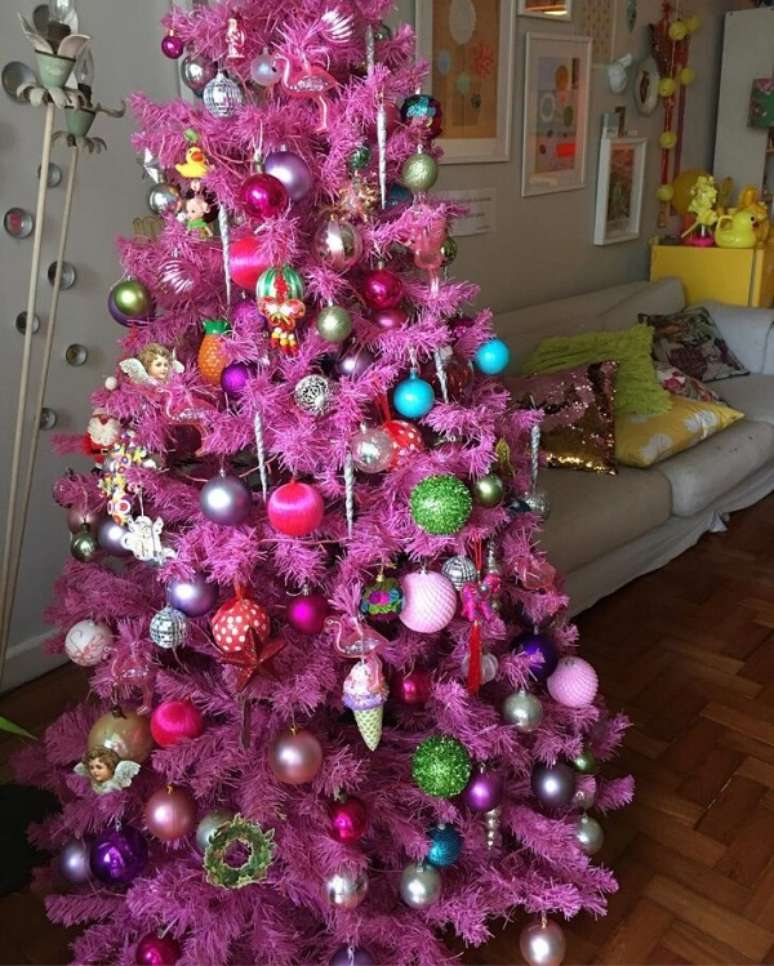 18. Árvore de natal rosa decorada com enfeites de doces e bolas coloridas – Foto Bebel Franco