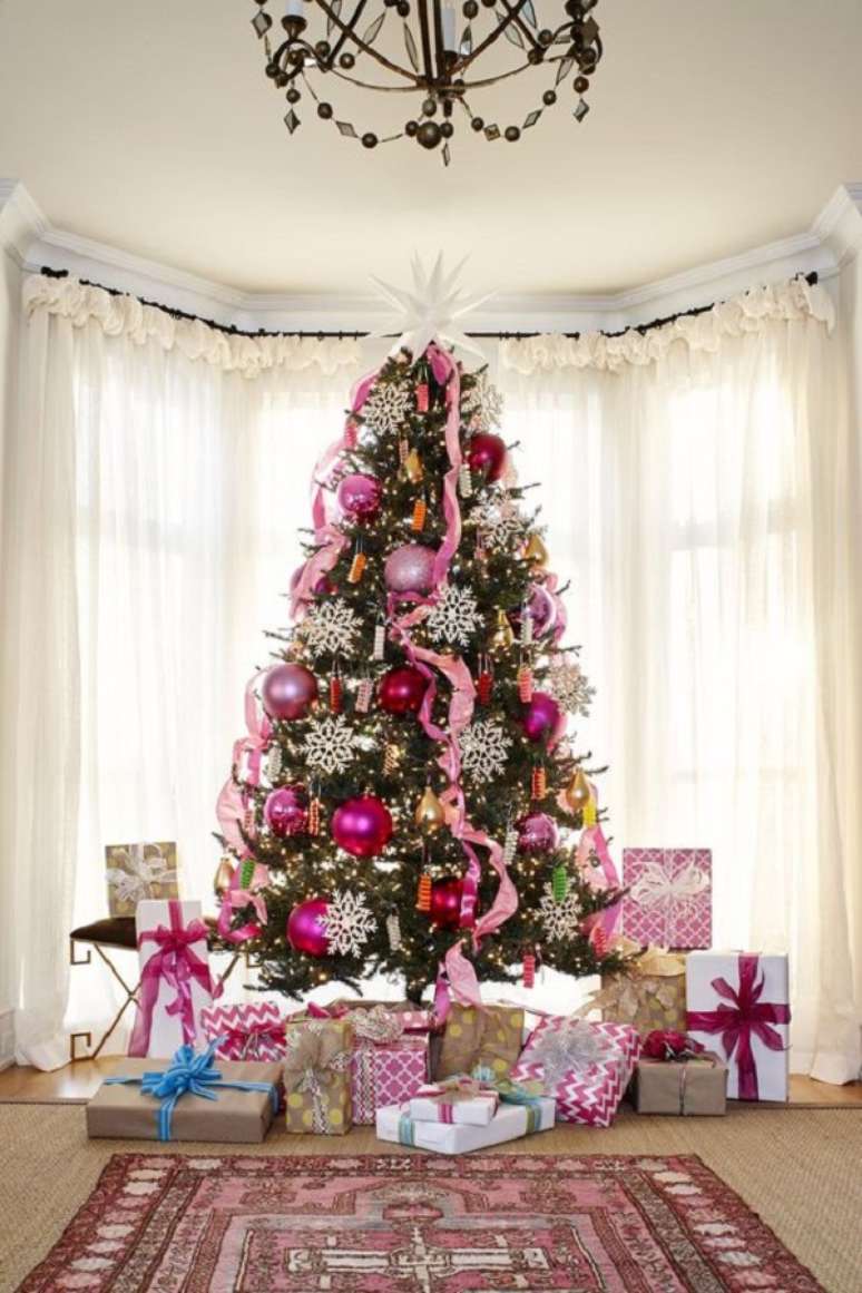 30. Árvore de natal rosa moderna na sala de estar – Foto Elle Decor