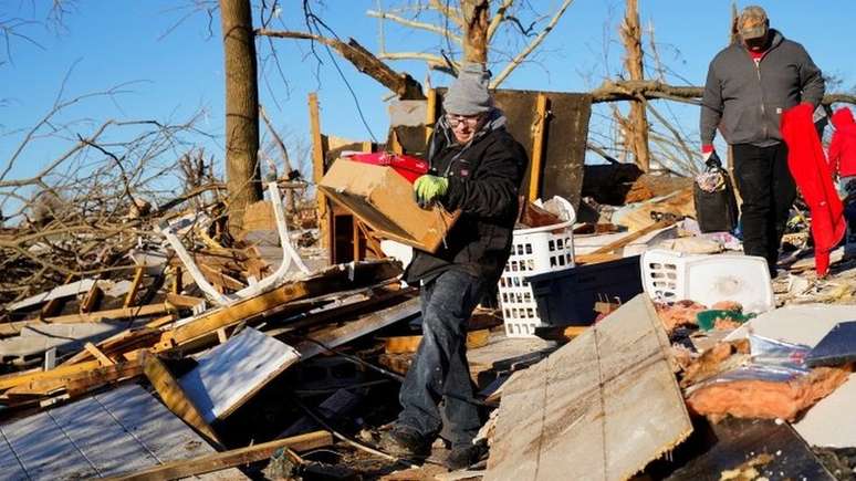 Moradores de Mayfield, Kentucky, tentam resgatar pertences dos escombros após tornados que estão entre os mais devastadores da história dos EUA