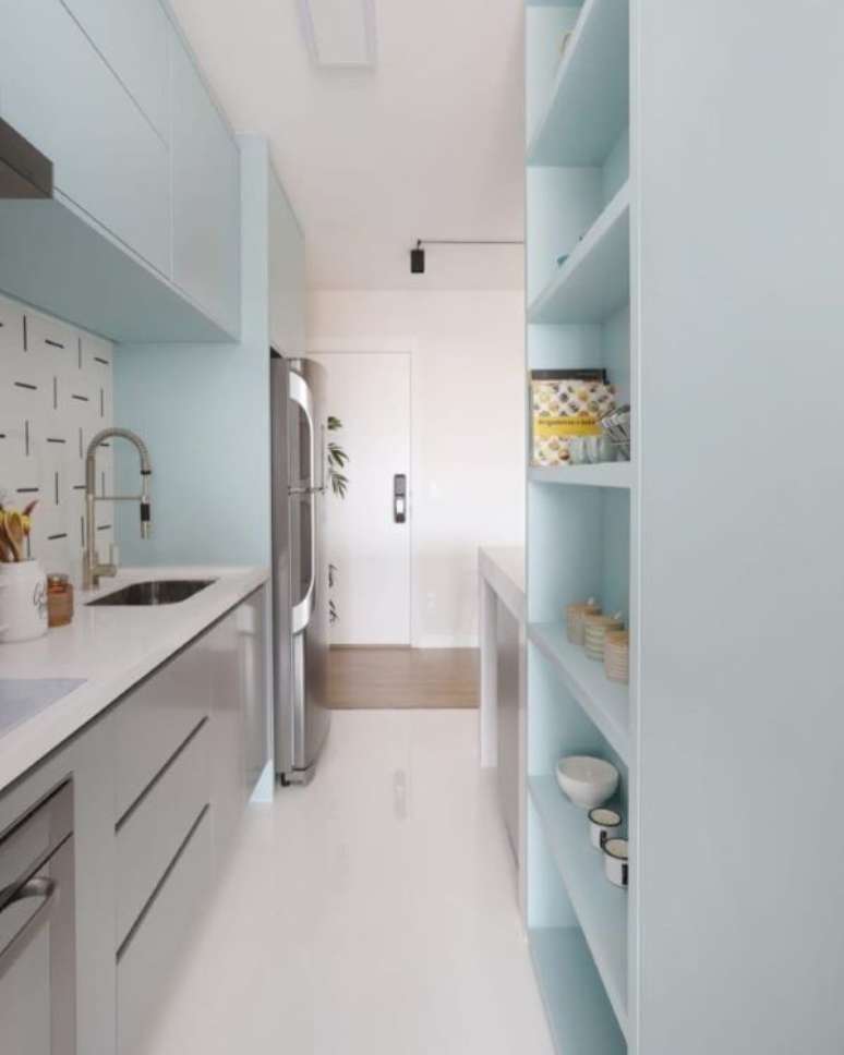 12. Armário de cozinha com pia e bancada branca – Foto Studio 92 Arquitetura