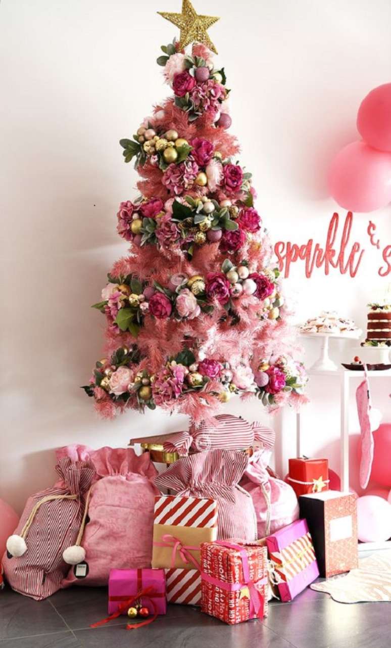 1. Árvore de natal rosa com detalhes em flores – Foto Oh its Perfect