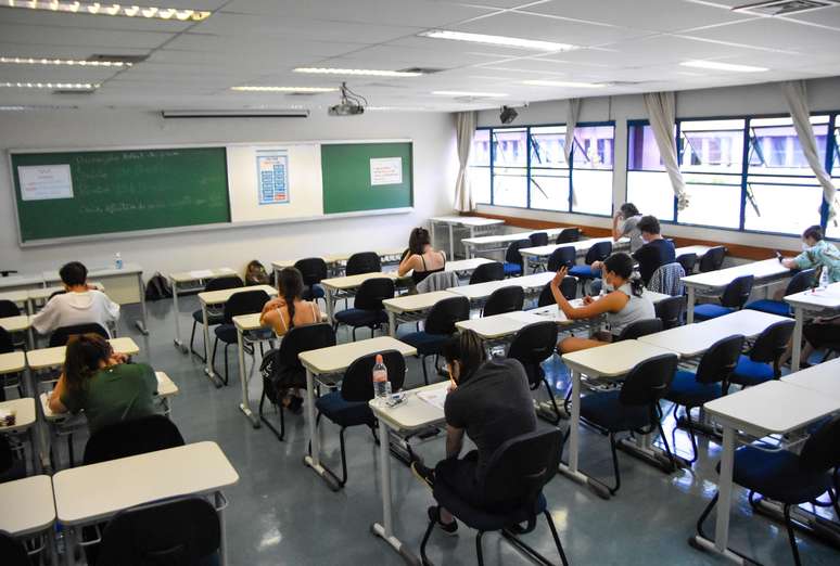 Estudantes no campus da USP para prova da FUVEST, na cidade da São Paulo, SP, neste domingo, 12