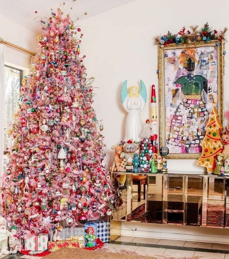 5. Decora&ccedil;&atilde;o com &aacute;rvore de natal rosa e buffet espelhado &ndash; Foto Jennifer Perkins
