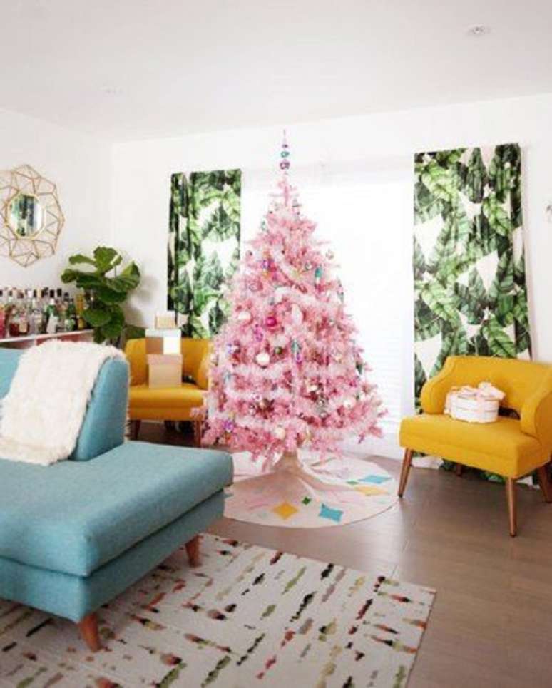 65. Sala retro colorida com arvore de natal rosa – Foto Hunker